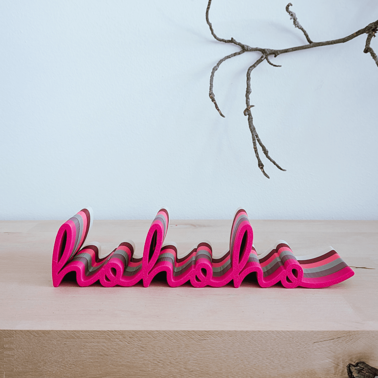 'hohoho' Schriftzug in Pink mit bunten Farbschichten in Bordeaux, Grau, Pink und Weiß