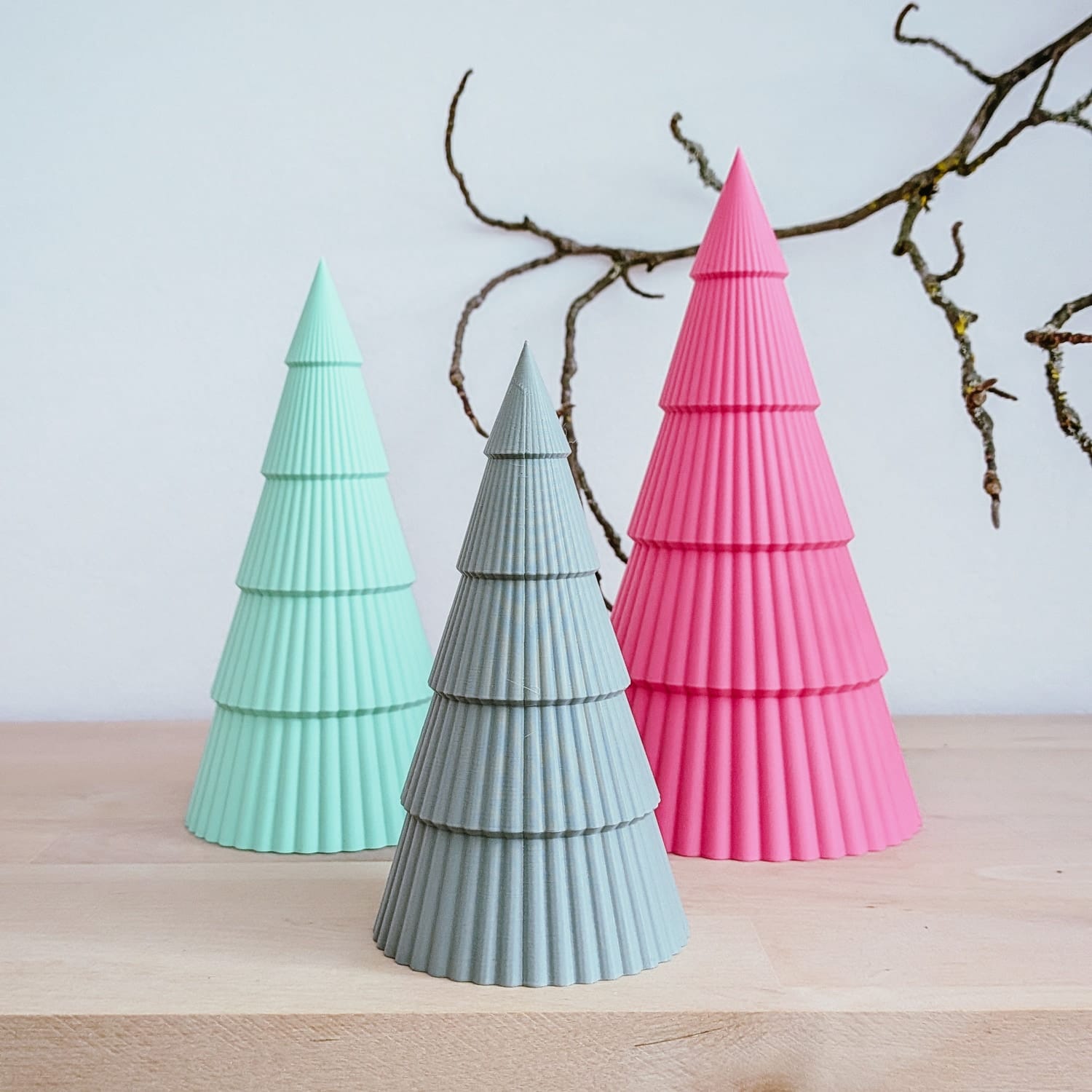 Mini-Weihnachtsbäume in Mint, Dunkelgrau und Pink als Tischdeko