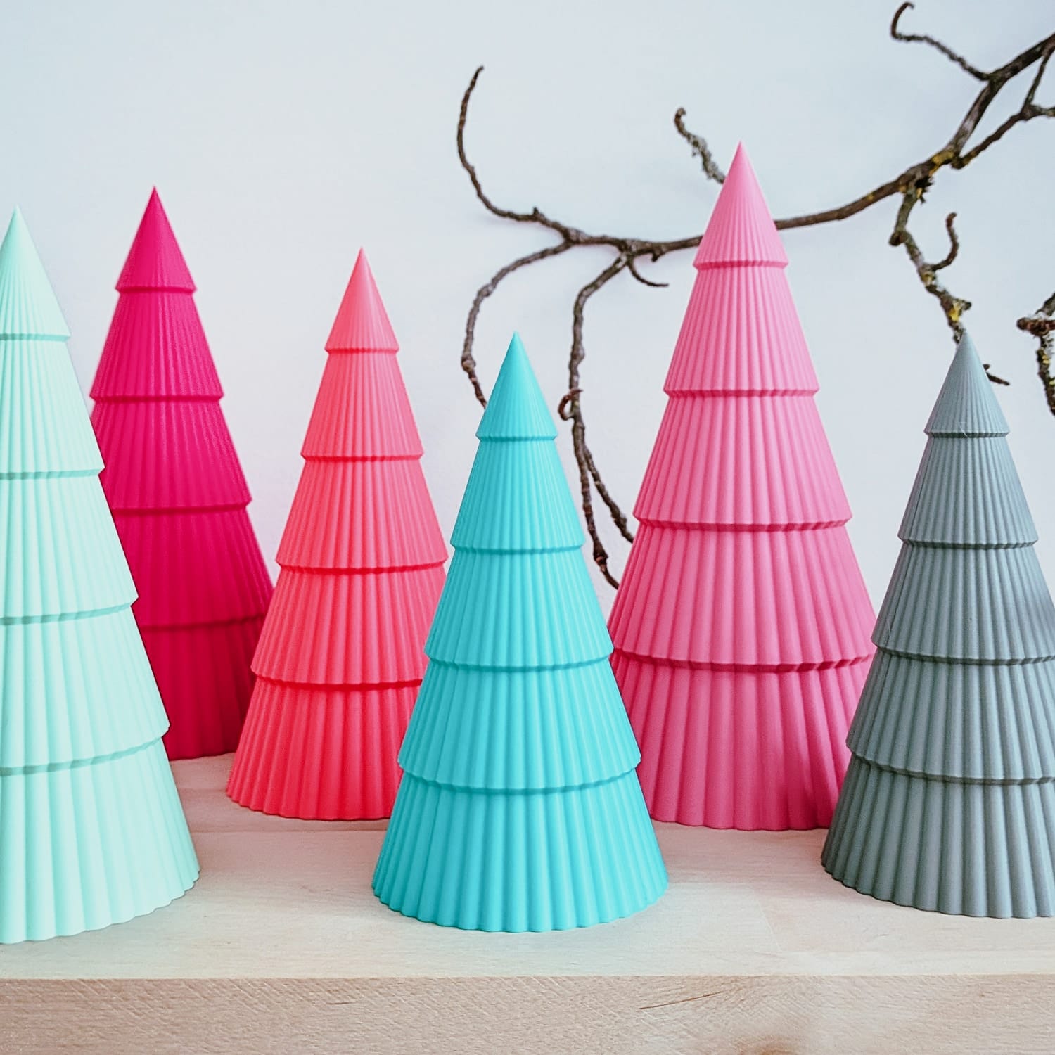 Sechs Mini-Weihnachtsbäume in verschiedenen Farben zur Farbauswahl
