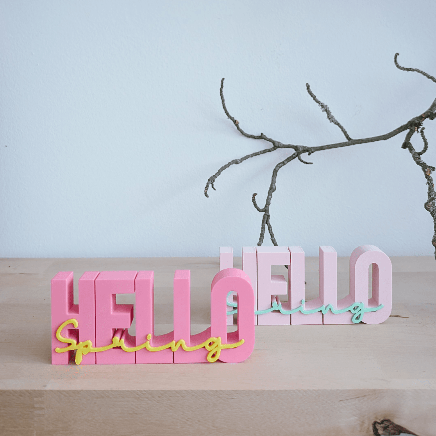 Schriftzug „HELLO spring“ in Pink und Rosa auf Holz