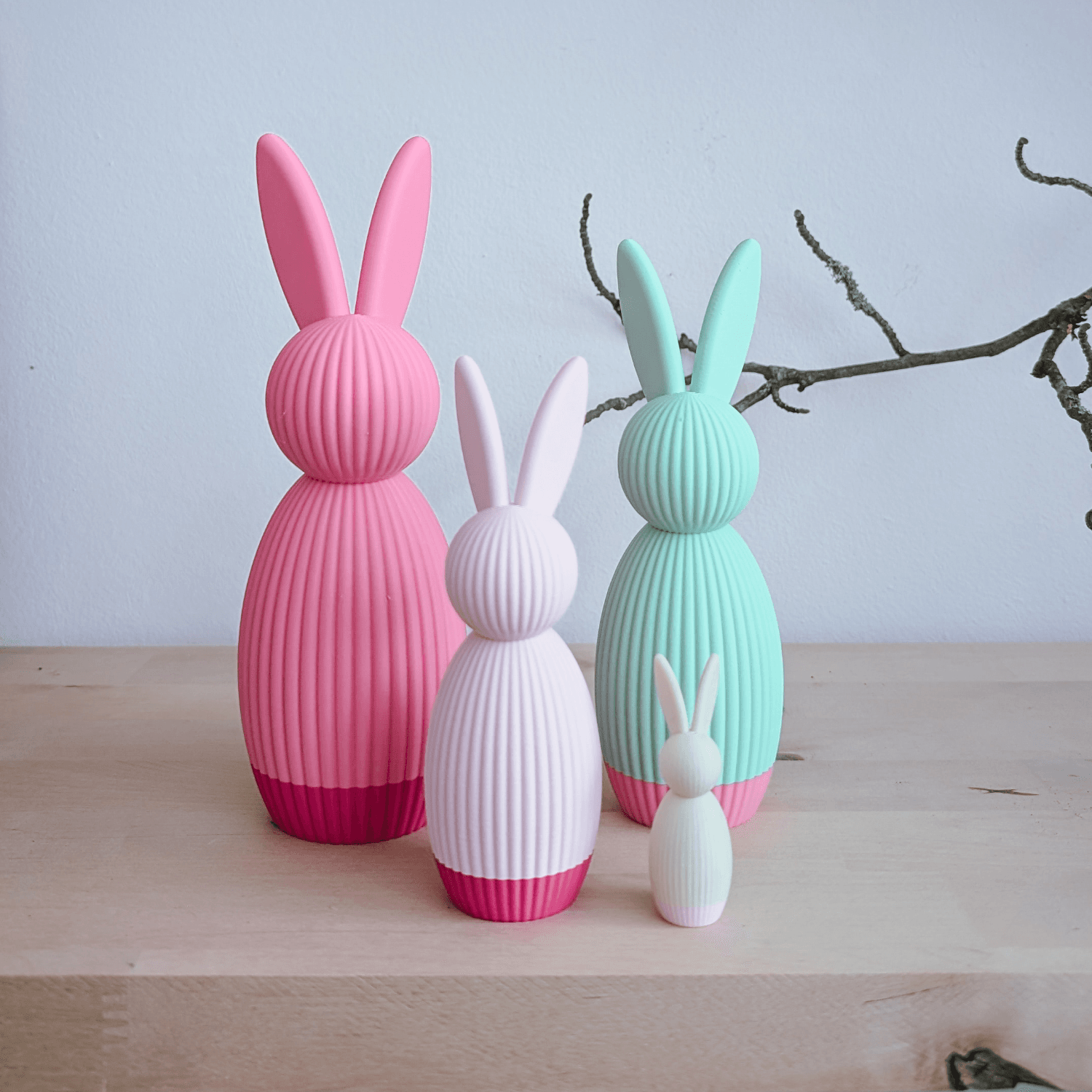 Hasen in verschiedenen Größen in Pink, Weiß und Mint