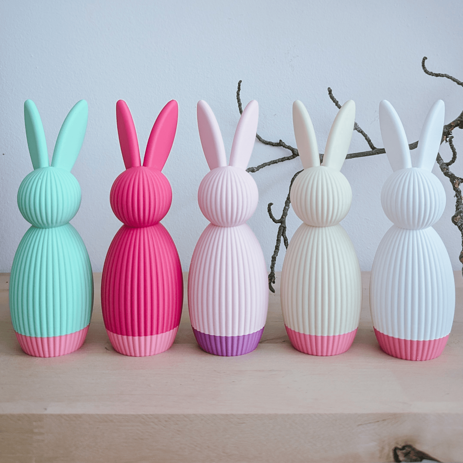 Fünf Hasen in Mint, Pink, Rosa, Beige und Weiß auf Holz