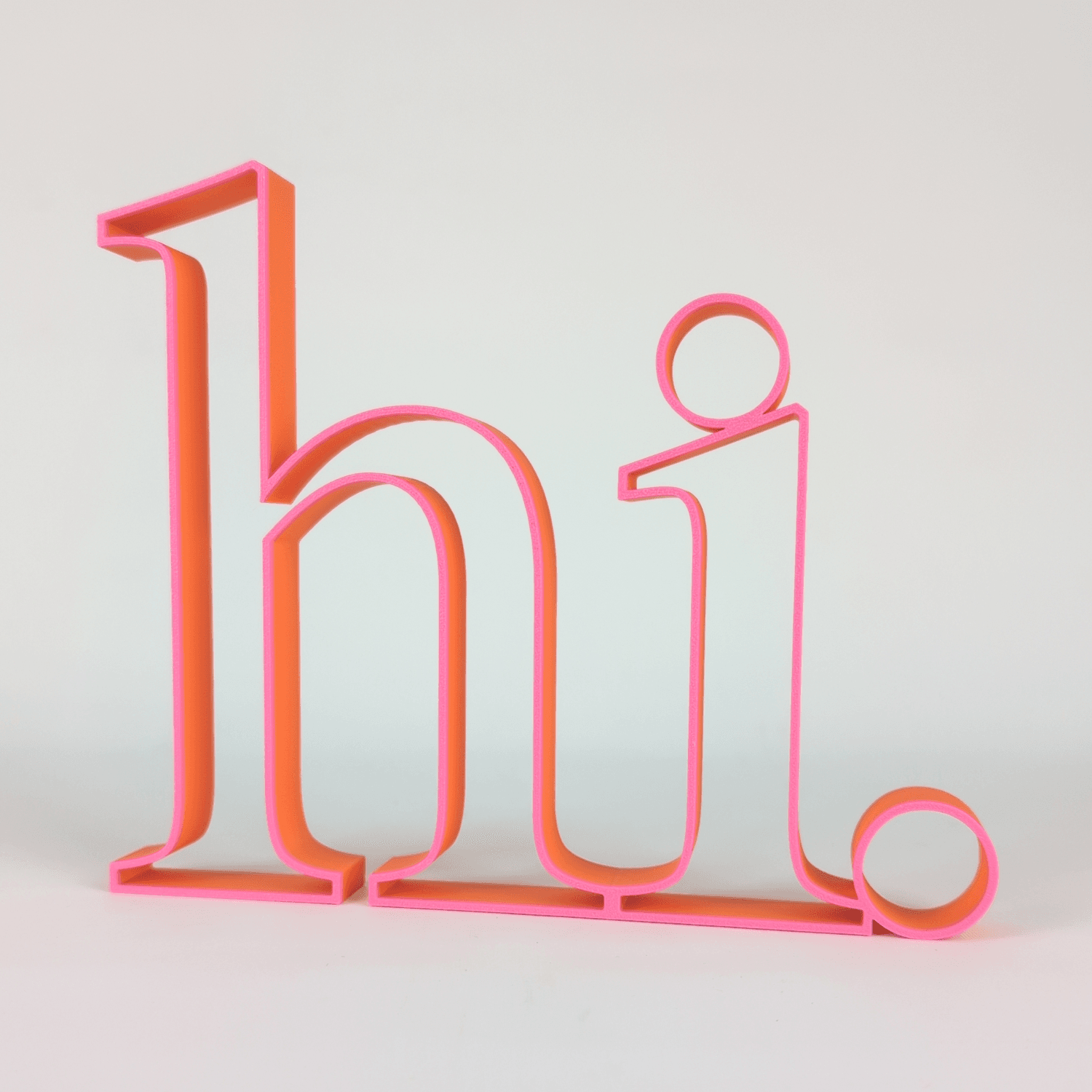 Schriftzug „hi.“ in Orange und Rosa vor hellem Hintergrund