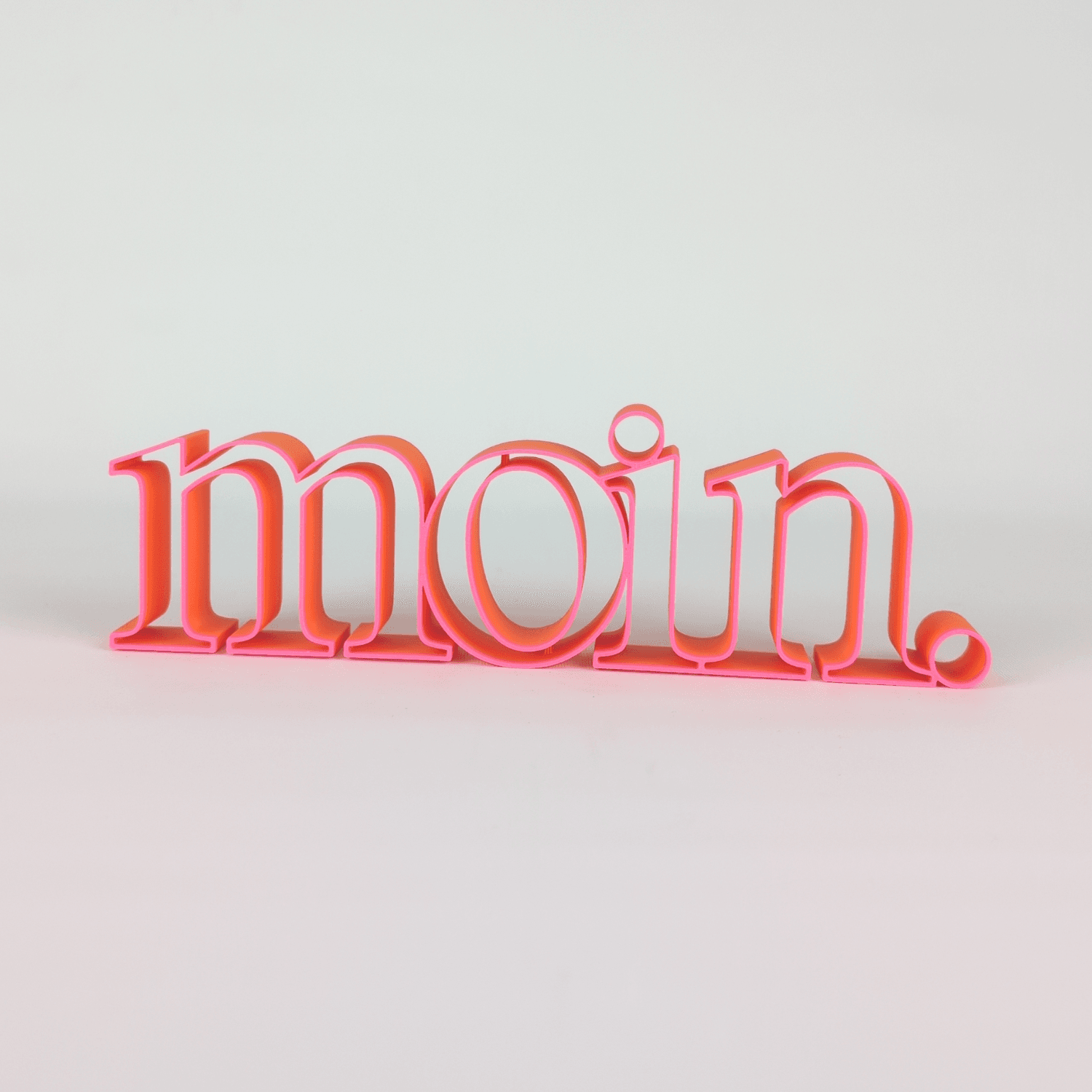Schriftzug „moin.“ in Orange und Rot