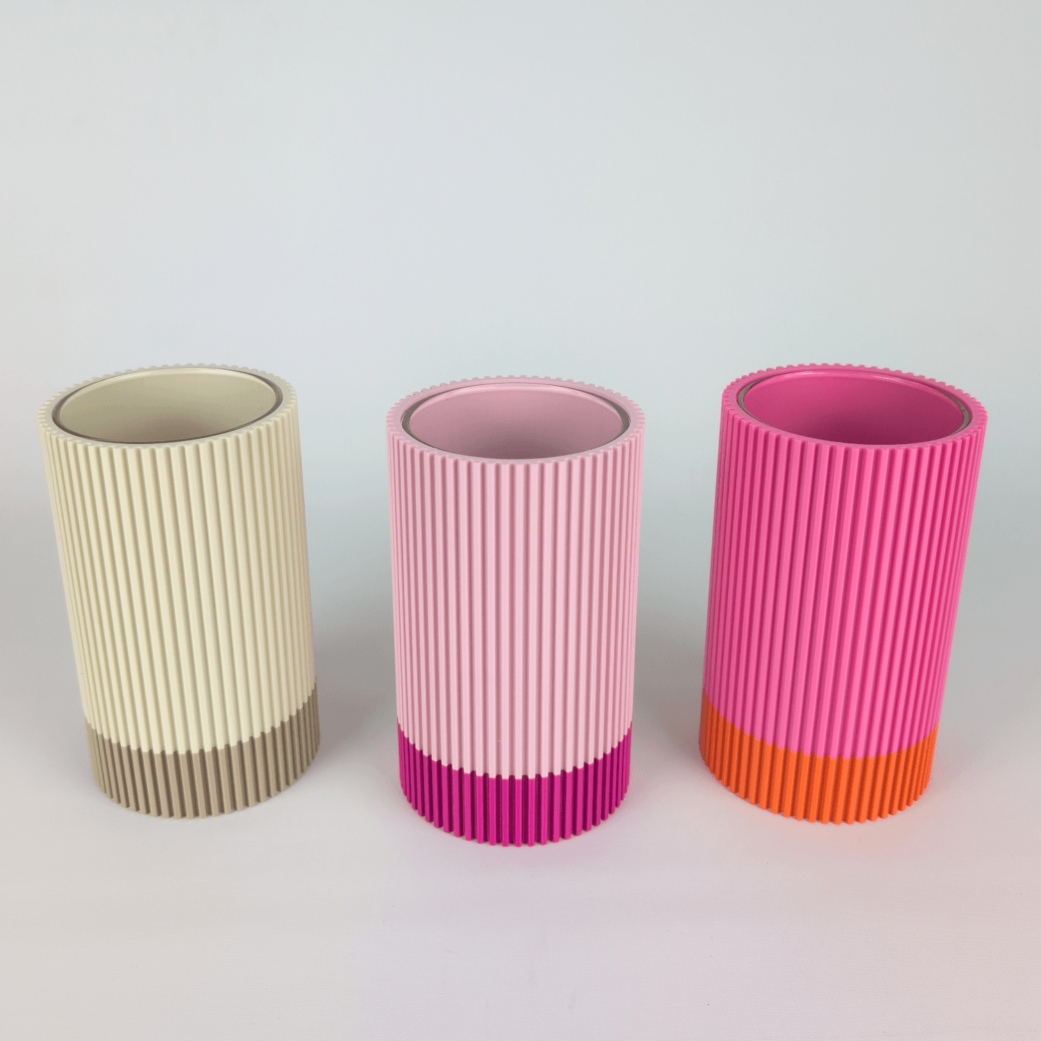 Drei gerillte Vasen in Beige, Rosa und Pink, von oben