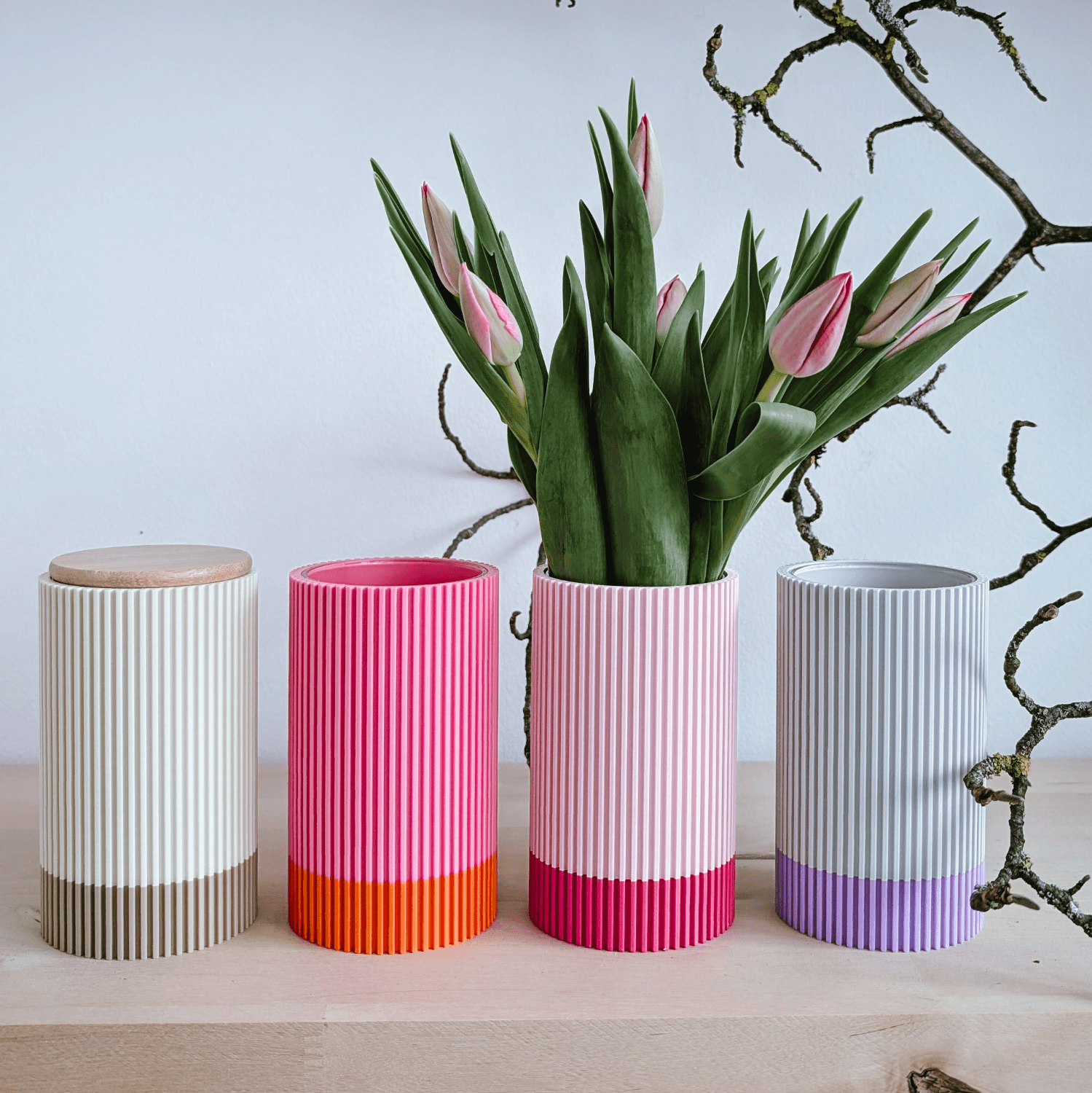 Vier Vasen in bunten Farben mit Tulpen