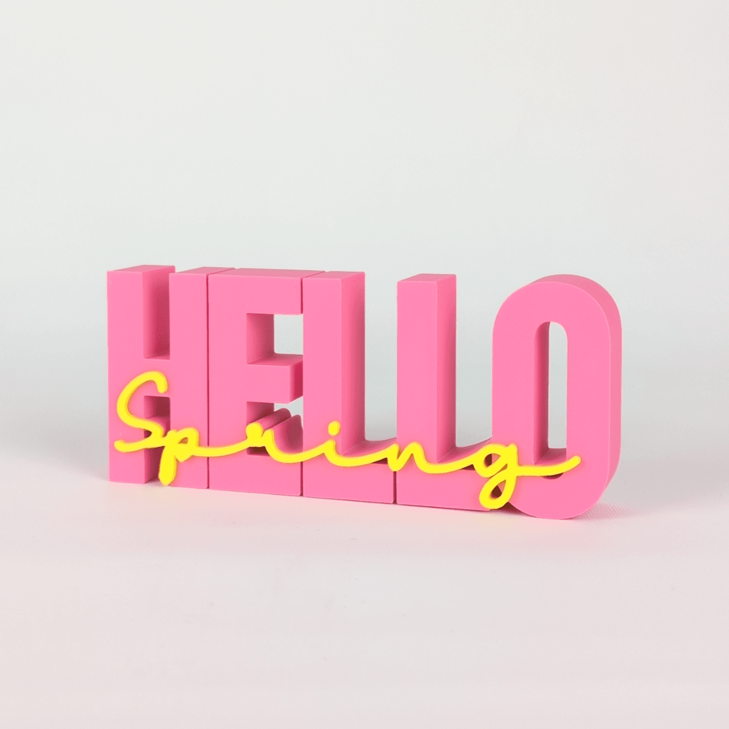 Schriftzug „HELLO spring“ in Pink mit gelber Schrift