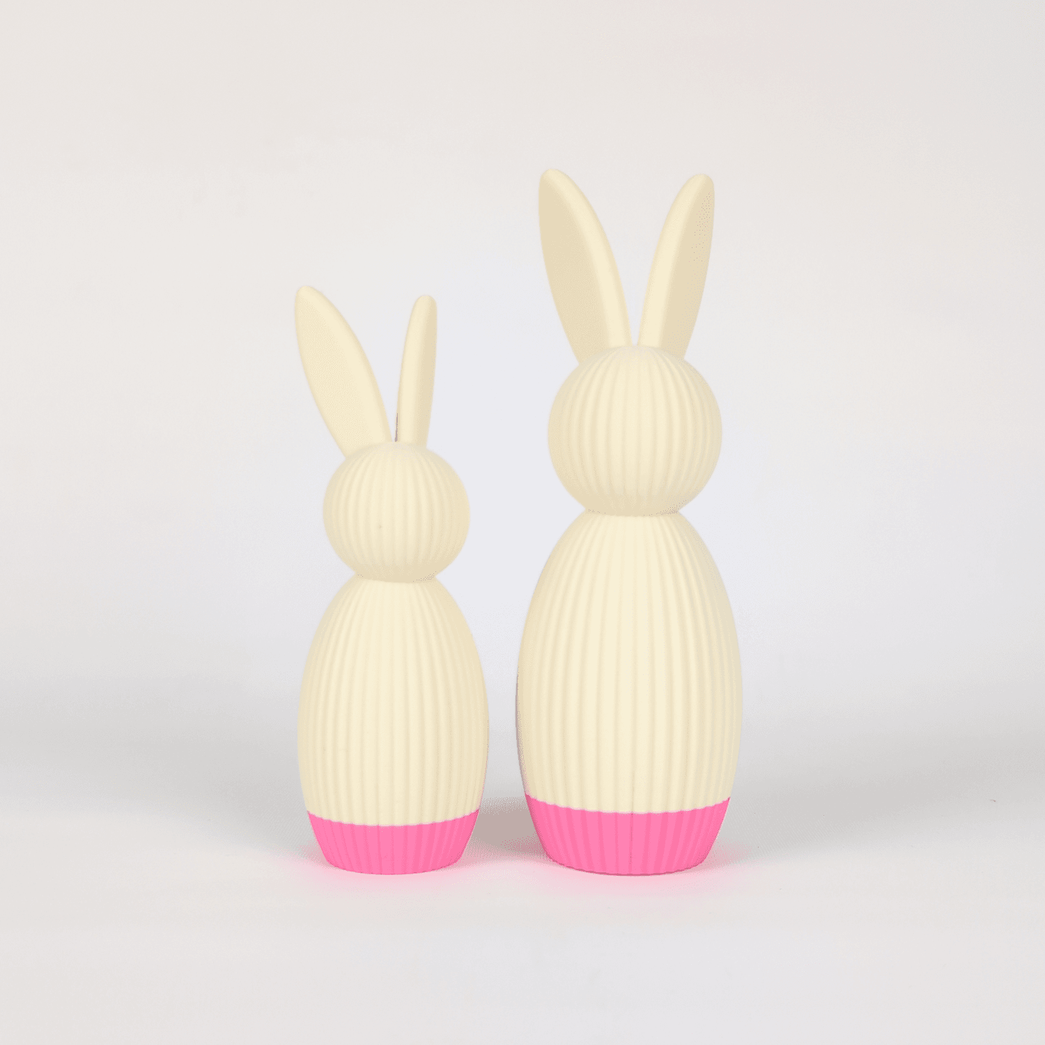 Zwei Hasen in Beige mit rosa Sockel